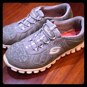 Sketchers Tennis Shoes